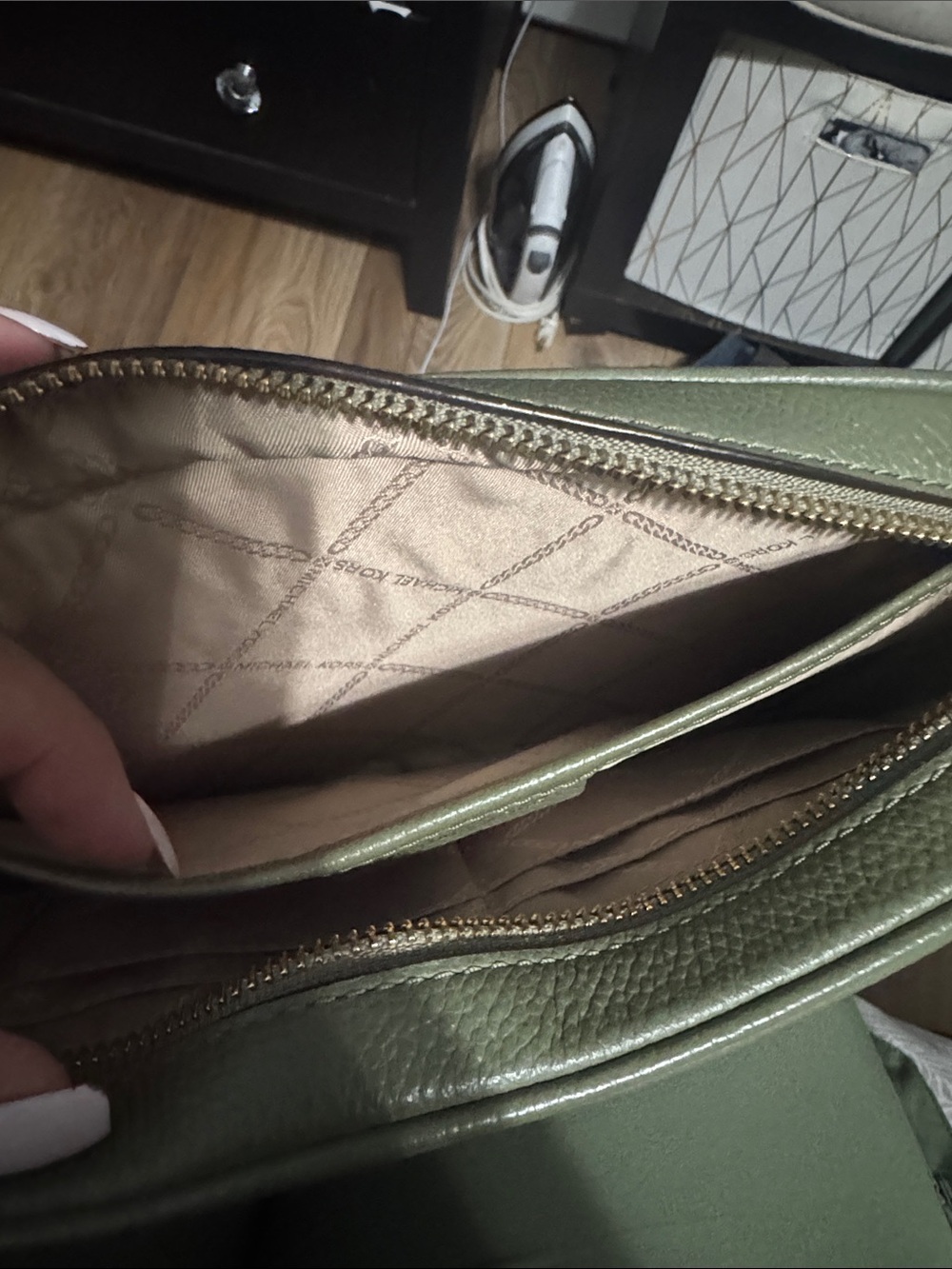Michael Kors Olive Green Pebbled Leather Camera Bag with Gold Logo no tags - Picture 4 of 8